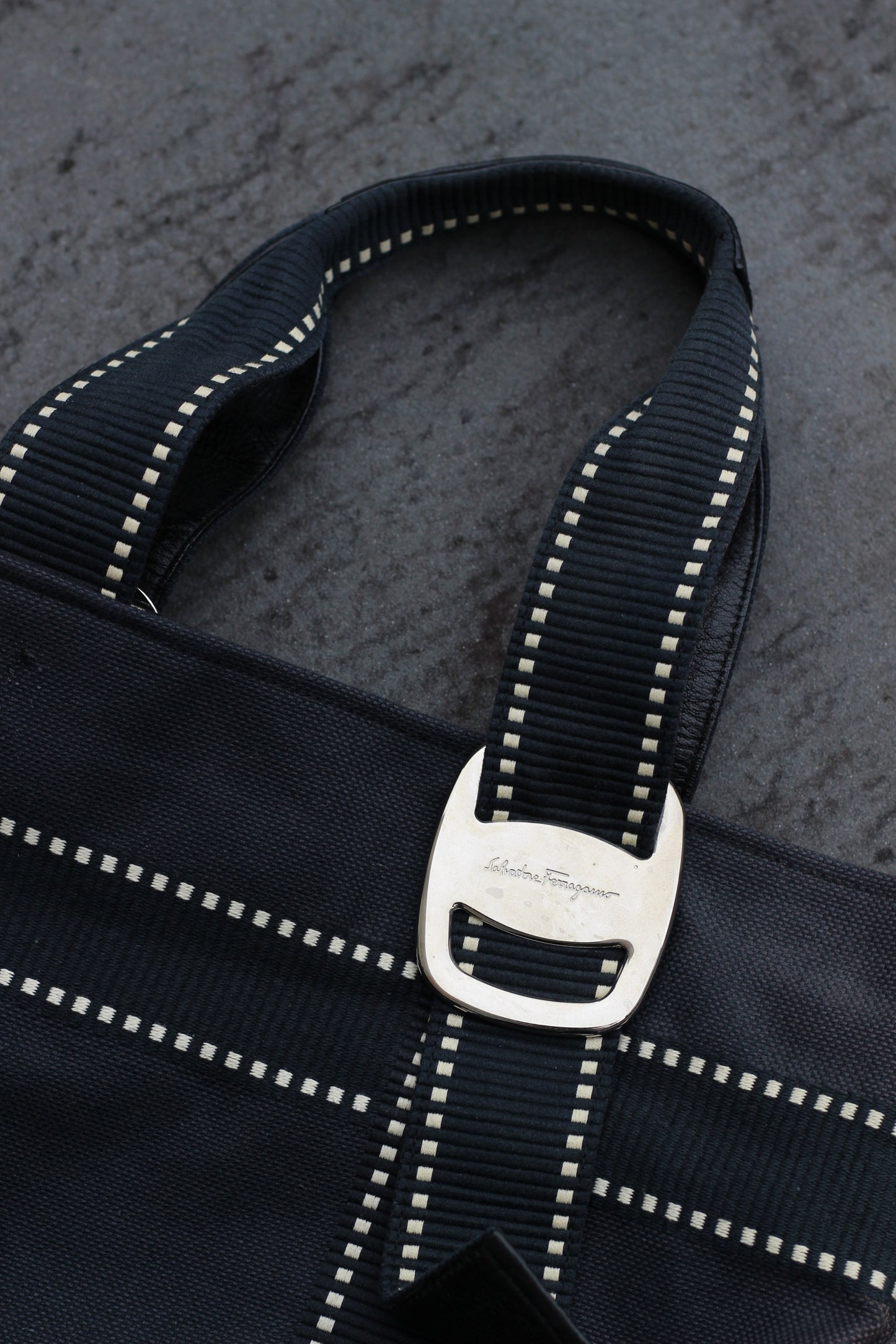 Louis Vuitton & Ferragamo Bags x2点