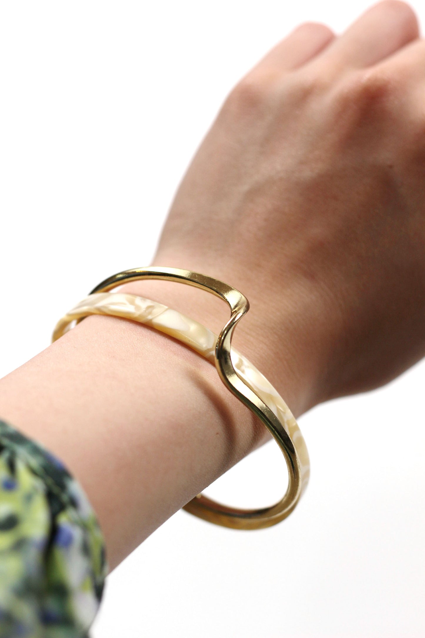 Vintage gold bangle 自然の美が溶け合う