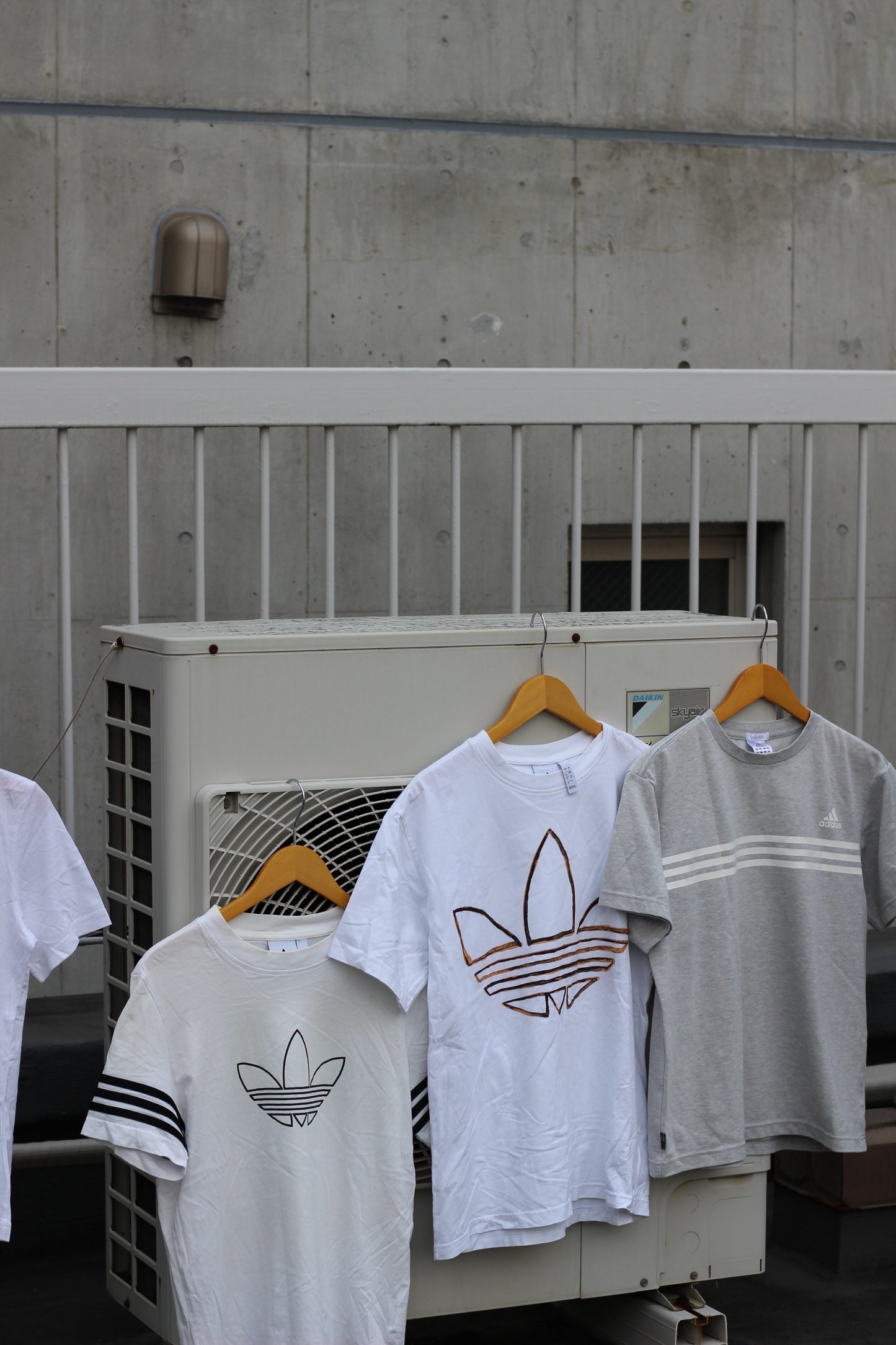 adidas White & Gray Logo T-Shirt x12点