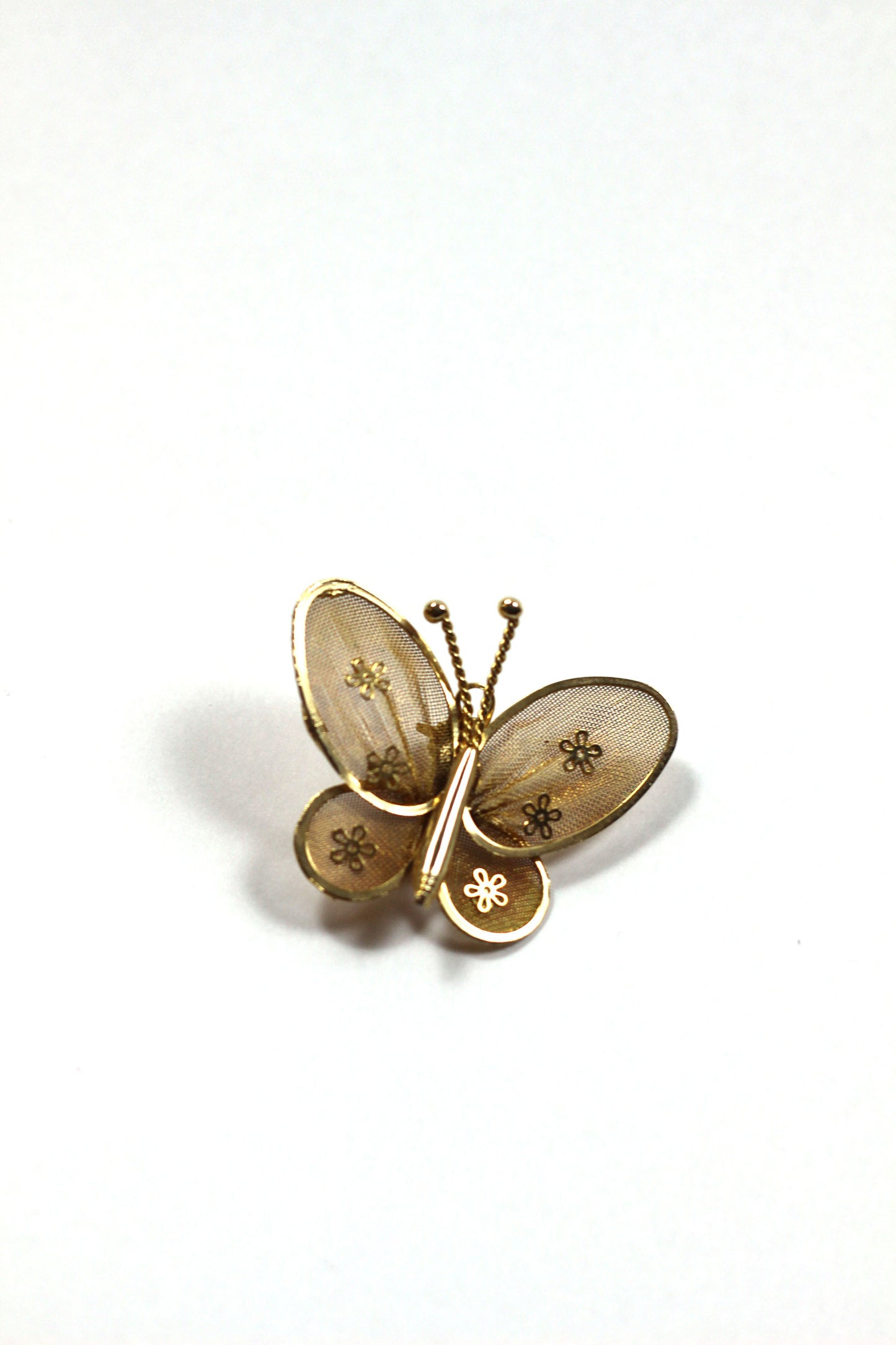 Vintage butterfly brooch 夢の世界へ誘う黄金の羽