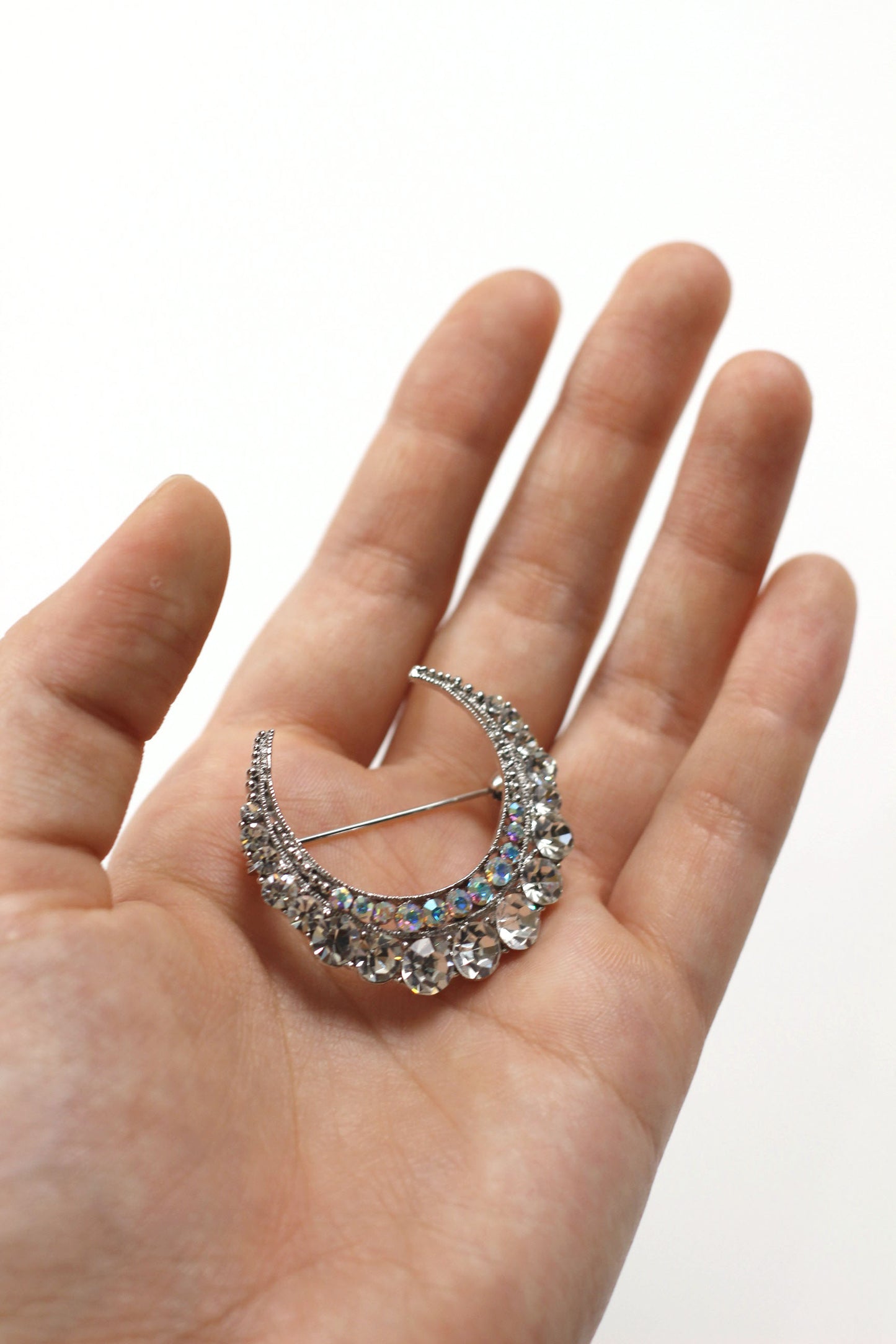 Vintage crescent moon brooch A piece of the galaxy that colors the fantasy of the night 