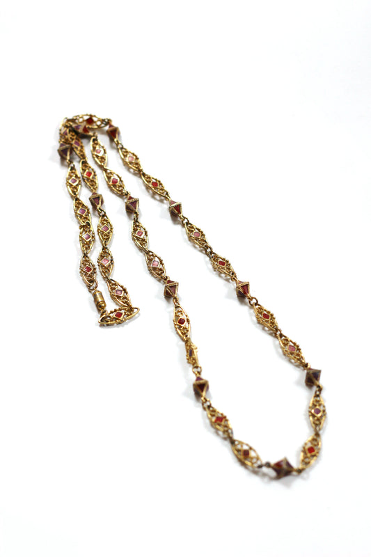 Vintage gold necklace exudes exotic charm 