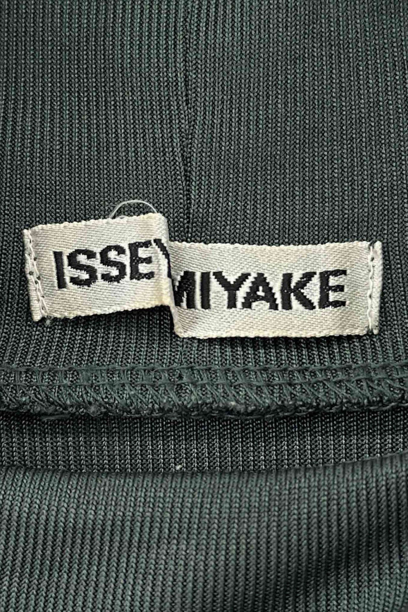ISSEY MIYAKE 绿色高领剪裁和缝制