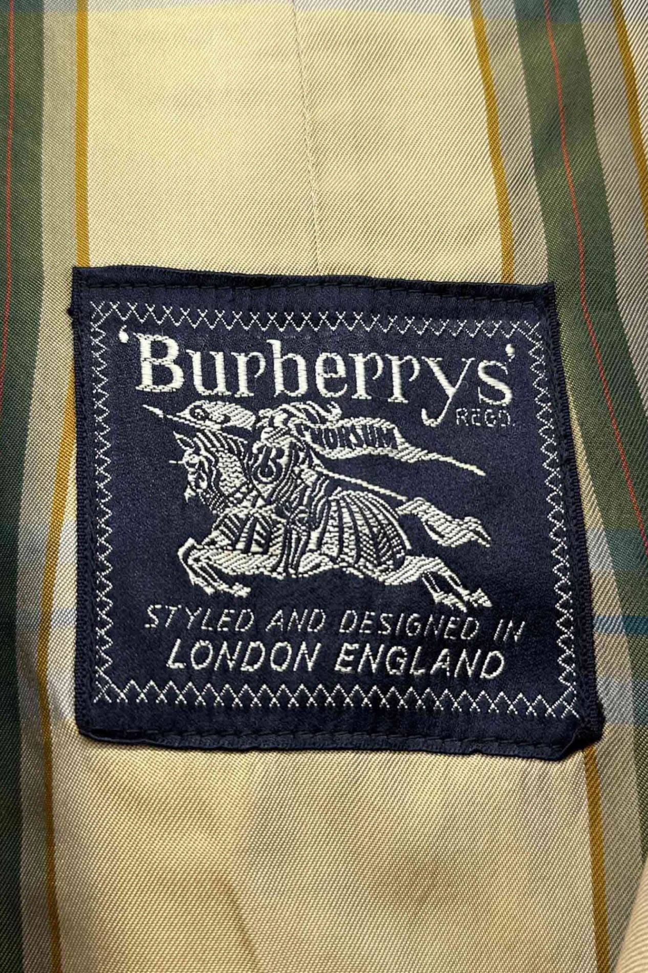 90's Burberry beige soutien collar coat