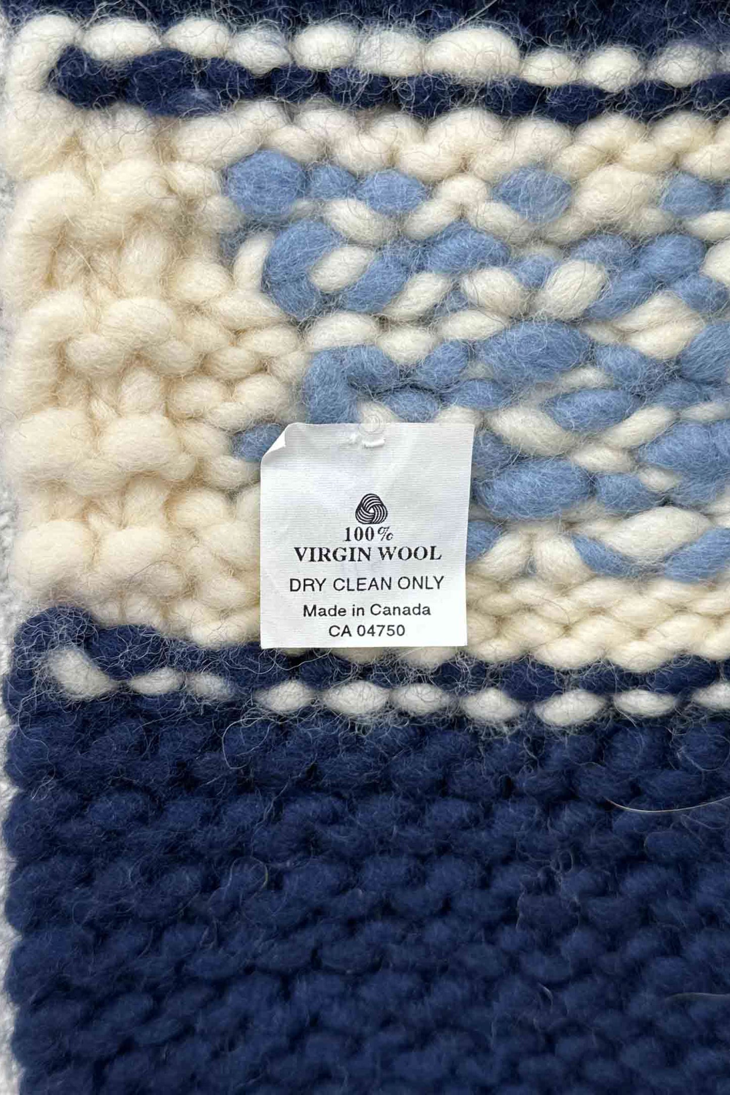Made in Canada VIRGIN WOOL blue / white muffler