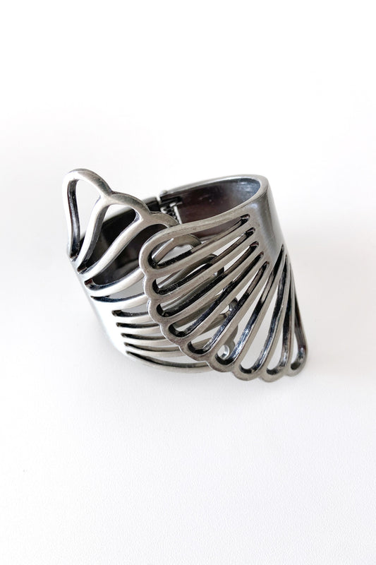 Vintage silver bangle 翼を広げて
