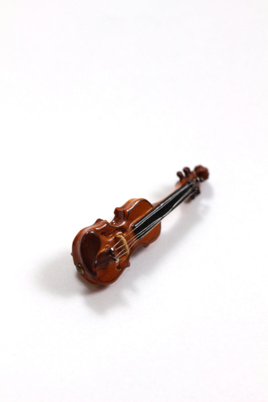 Vintage violin motif brooch 人々を魅了する魔法の弦楽器