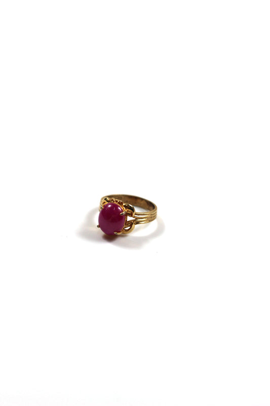 Vintage pink stone ring Eye-catching vibrant colors 