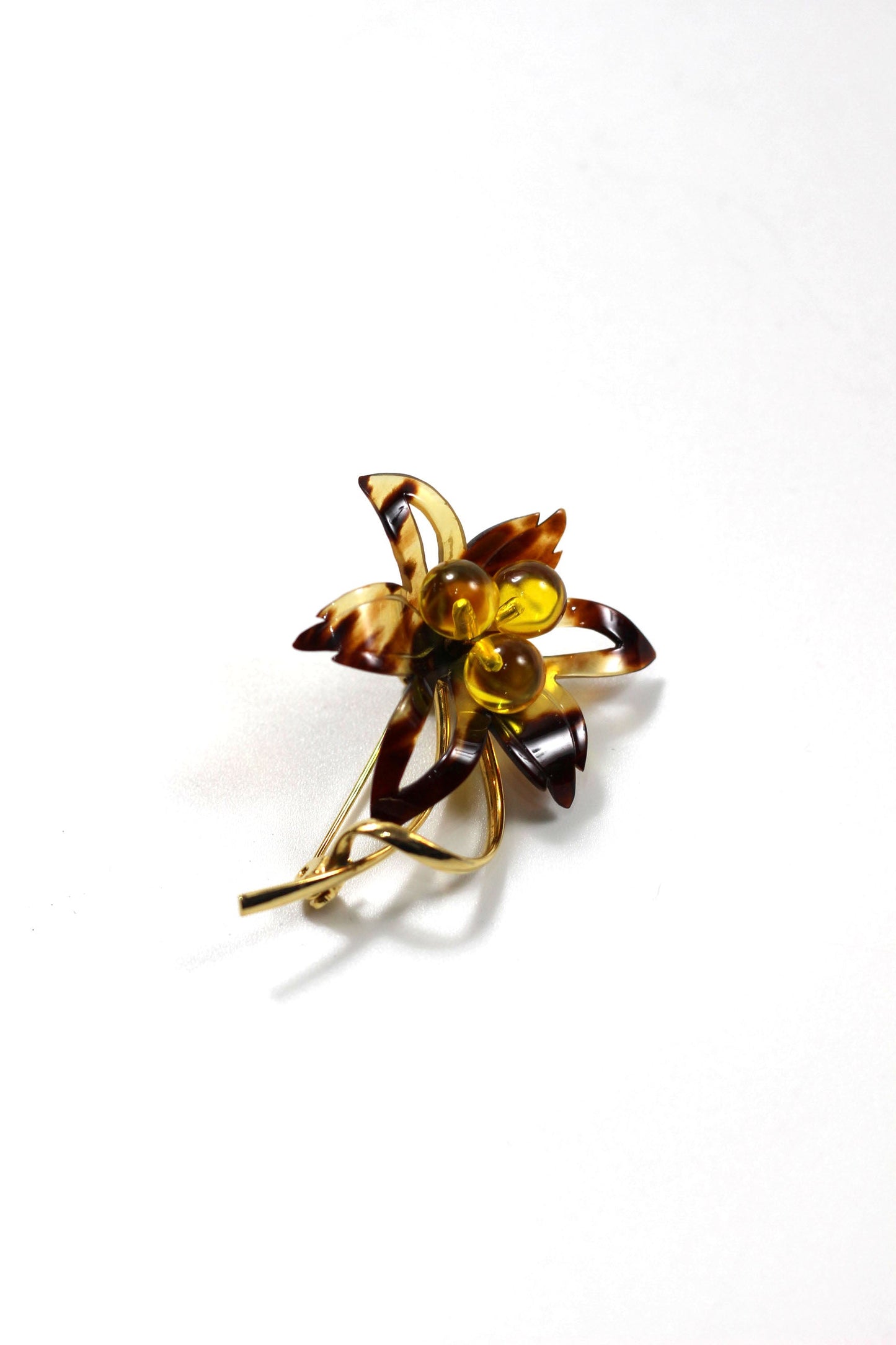 Vintage tortoiseshell brooch べっ甲のお花が彩る