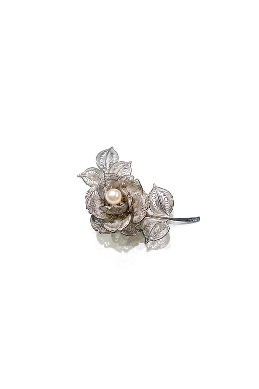 Vintage rose silver brooch The charm of roses