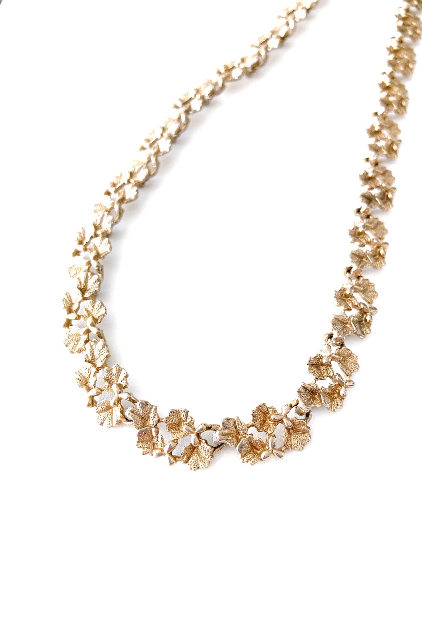 Vintage gold necklace 葉と花の魅力