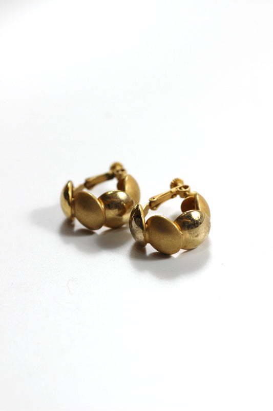 Vintage gold hoop earring 気品の踊り
