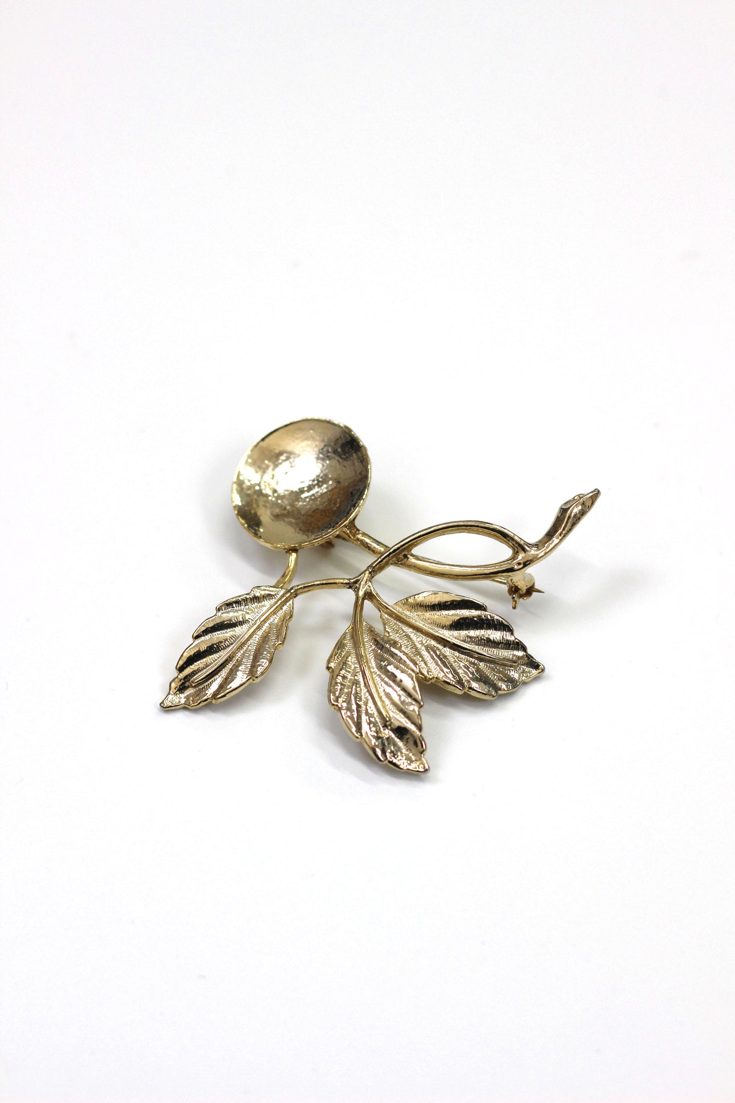Vintage gold fruit motif brooch 輝く木の実