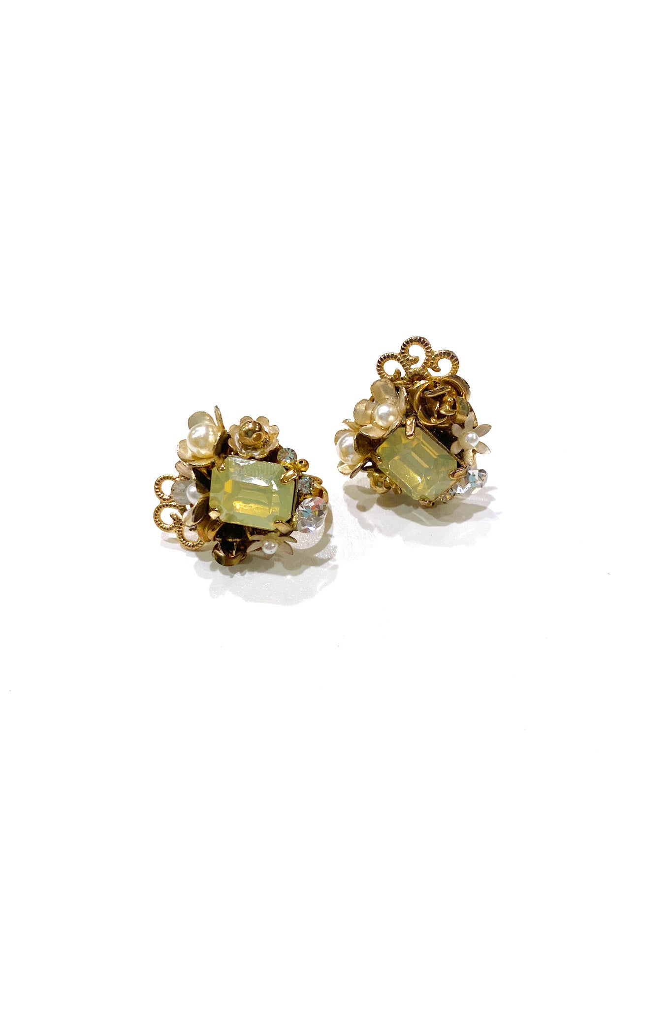 Vintage gold earring 美と自然の象徴
