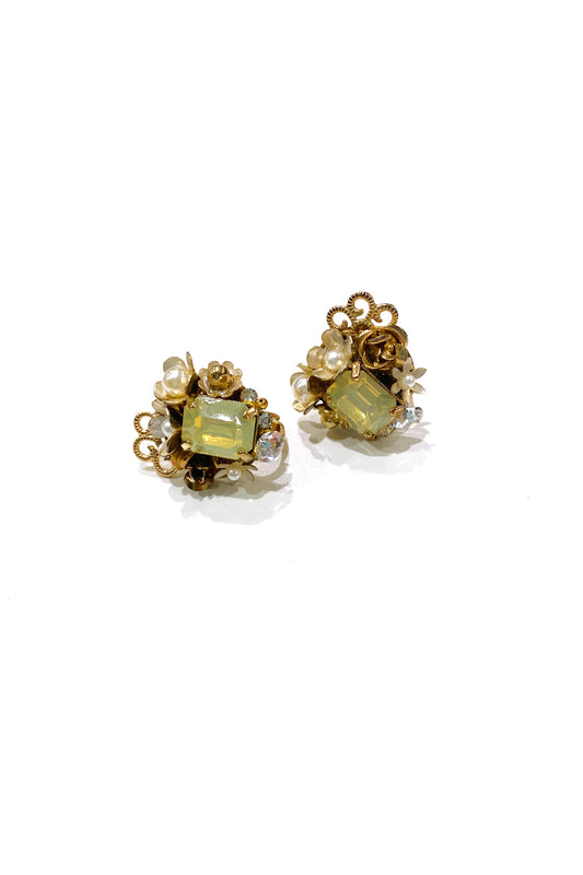 Vintage gold earrings A symbol of beauty and nature